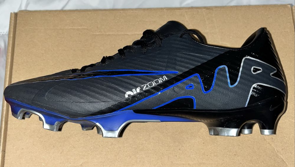 Chuteiras com brinde de uma tshirt e caneleiras