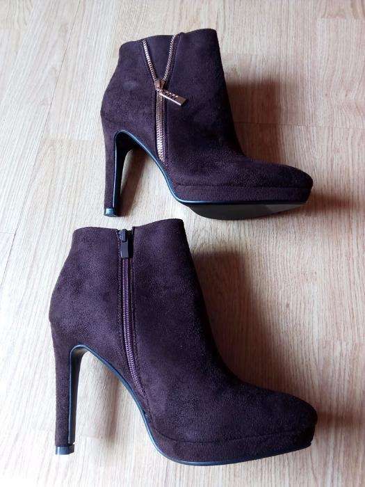 Botas curtas salto alto castanhas