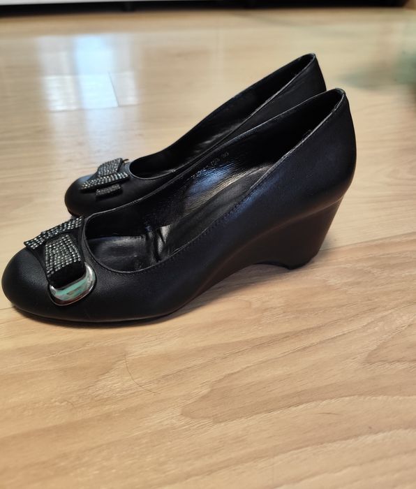 Кожаные  туфли на танкетке