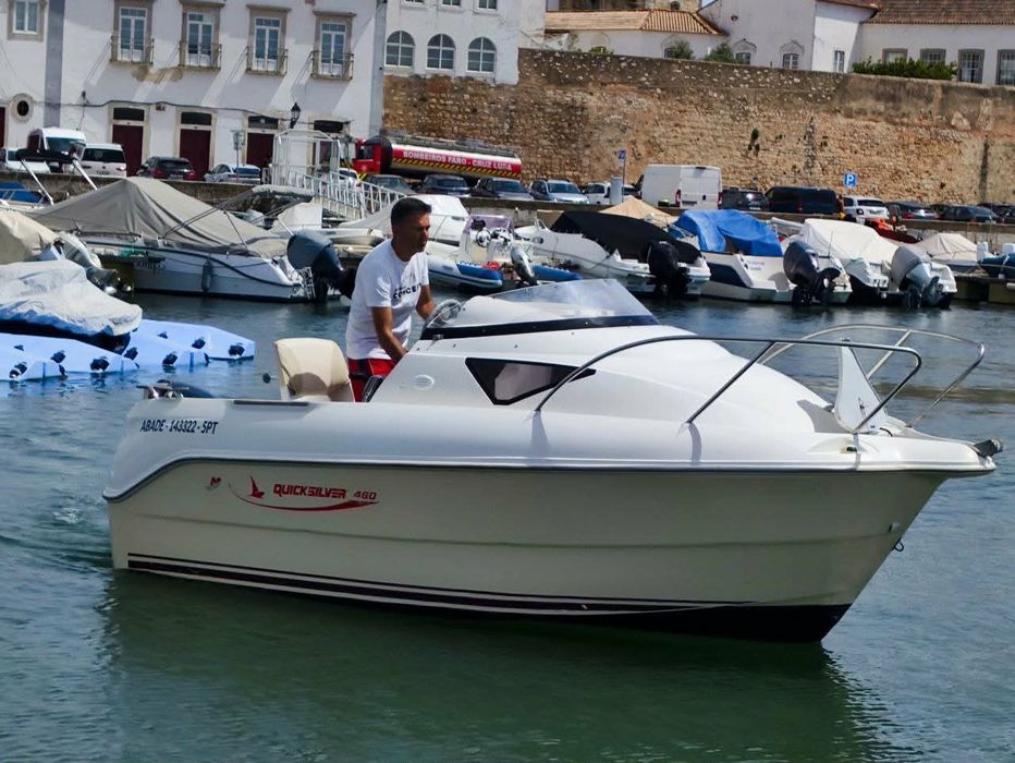 Barco cabinado Quiksilver motor Mercury injeção c/ novo c/ atrelado