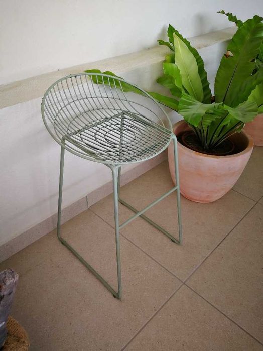Cadeira em metal verde - 2 unidades disponíveis