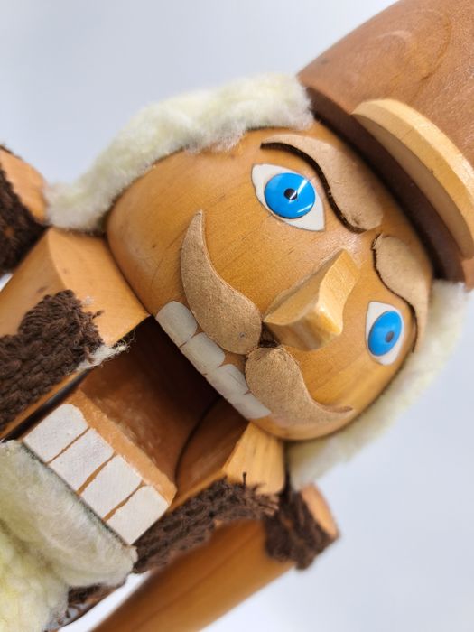 Drewniany dziadek do orzechów żołnierz, huzar rękodzieło 44 cm