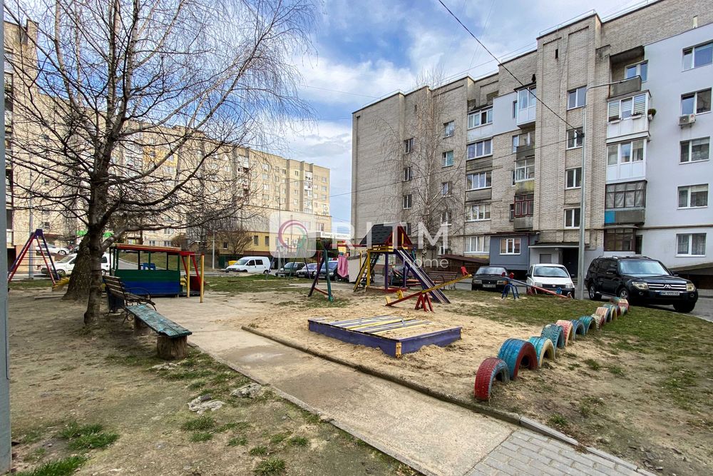 4-к. квартира з меблями та ремонтом за вул. Відродження