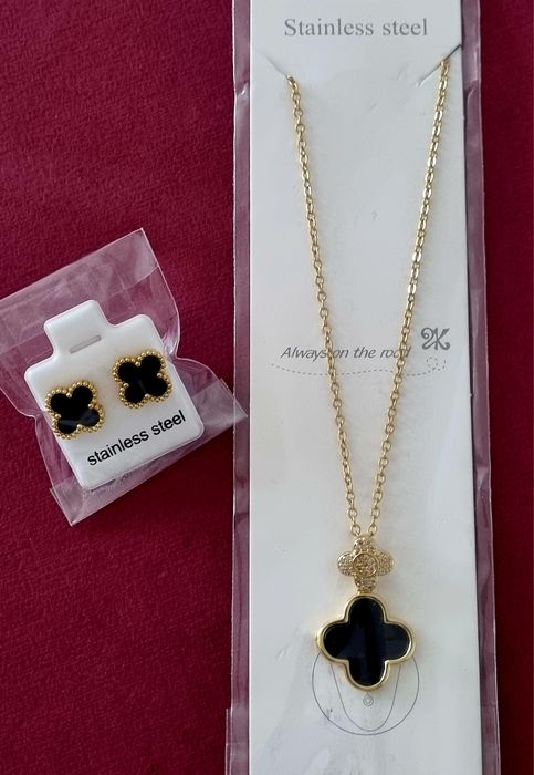 Conjunto dourado (colar e brincos), em aço, do trevo de 4 folhas em preto.