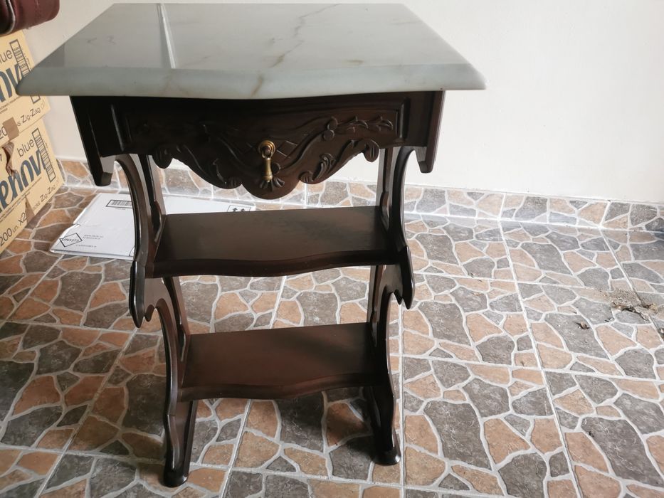 Móvel em mogno com pedra mármore