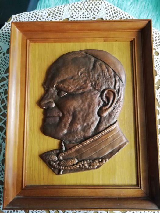 Płaskorzeźba Jana Pawła II z okresuPRL