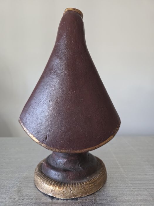 Escultura antiga em terracota - figura religiosa estilizada, vermelho e dourado