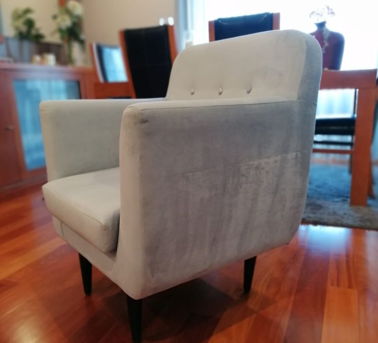 Cadeirão em tecido cinza aveludado