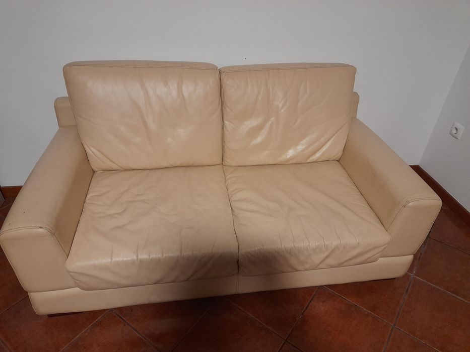 2 Sofás de pele bege. Vende-se o conjunto ou em separado.