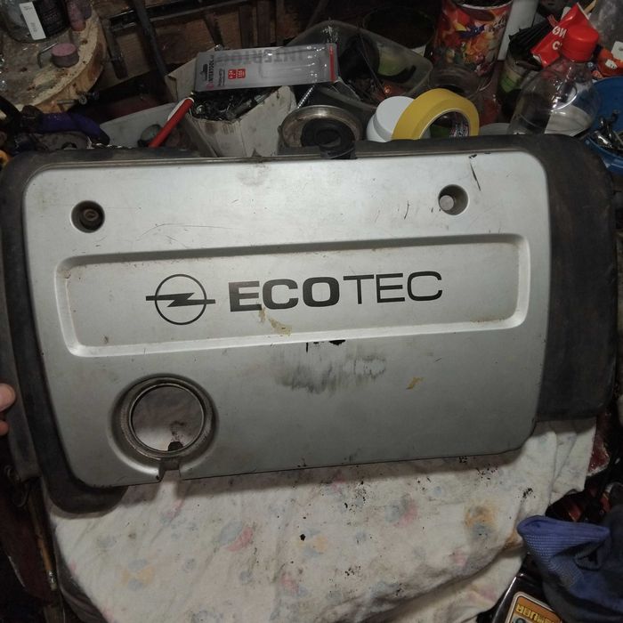 Кришка двигуна вектра б 1.6