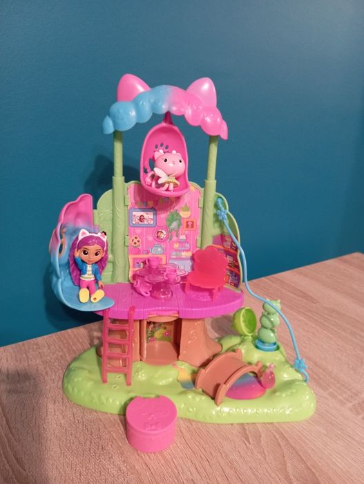 Domek na drzewie koci domek Gabi.