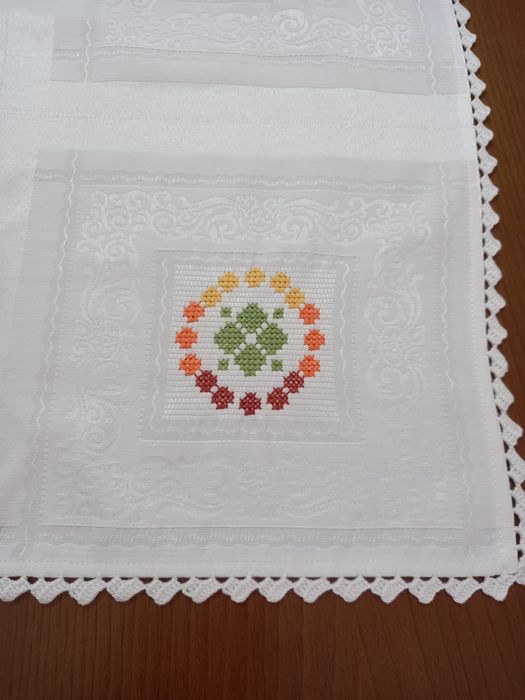 Toalhas de mesa bordadas em ponto de cruz