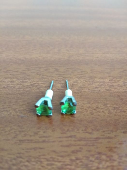 Brincos prateados com pedra verde