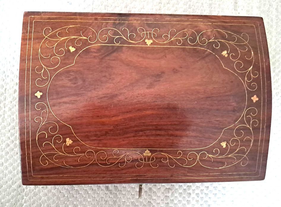 Guarda jóias de madeira com embutidos dourados