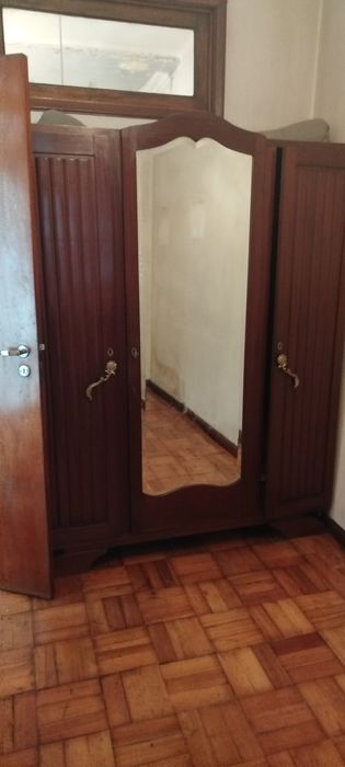 Guarda-Roupa Antigo em Madeira Maciça – 3 Portas com Espelho