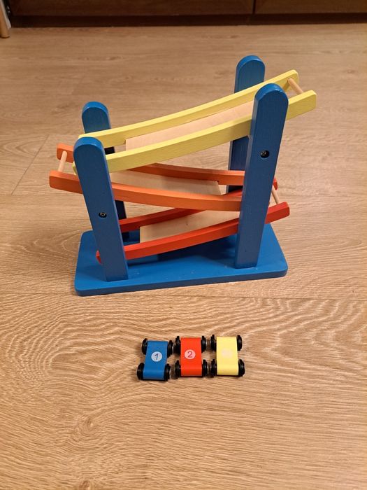 Zjeżdżalnia drewniana dla aut