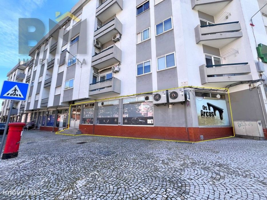 Espaço Comercial com Montras e Excelente Visibilidade em Zona Resid...