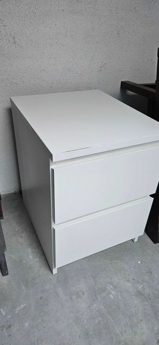 Mesa de cabeceira com 2 gavetas