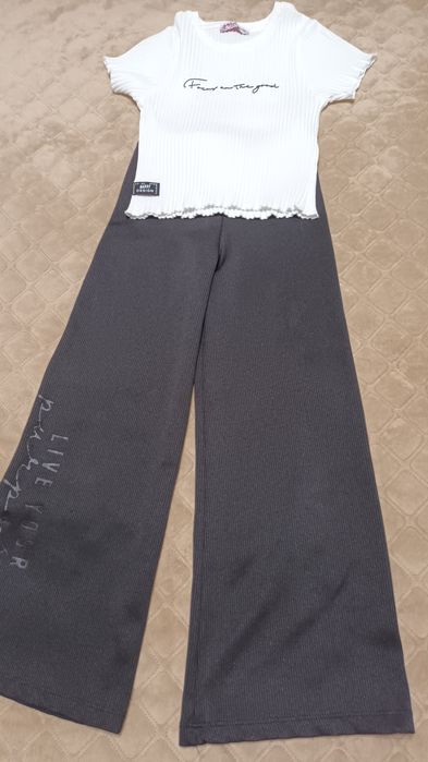 Продам комплект в отличном состоянии,  очень красиво смотрится на дево