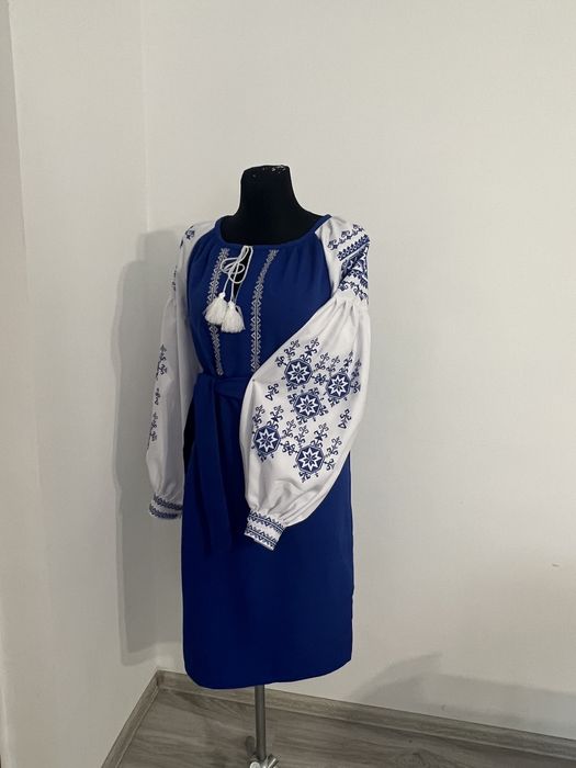 Модні вишиті сукні