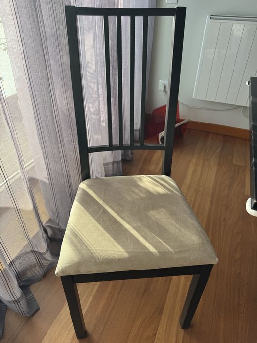 Mesa de jantar e cadeiras
