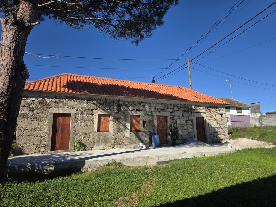 Arrenda-se para Armazém Anexo em Pedra – 90m² – Serreleis, Viana do Castelo