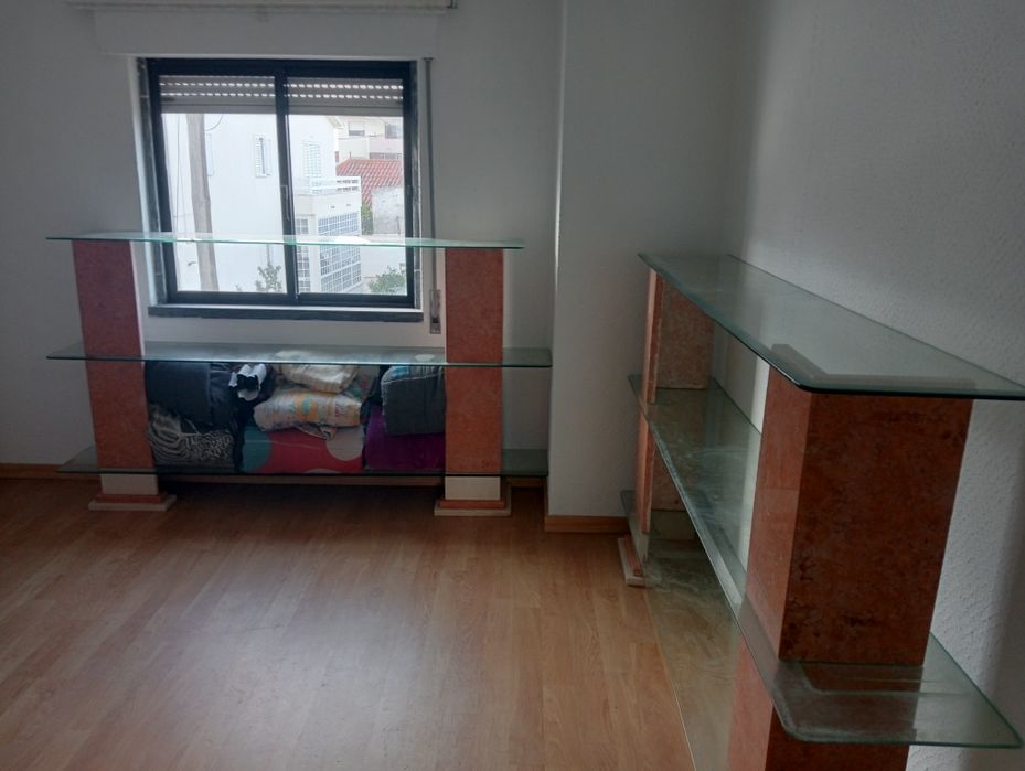 Prateleiras em mármore e vidro