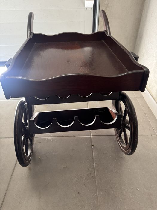 Carro de chá em madeira de castanho
