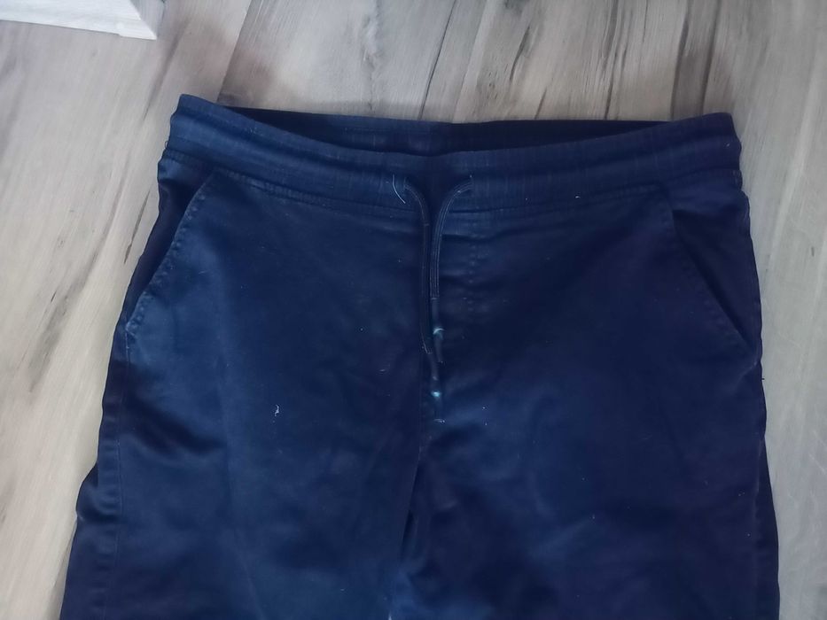 Spodnie czarne yoggery w rozmiarze 34