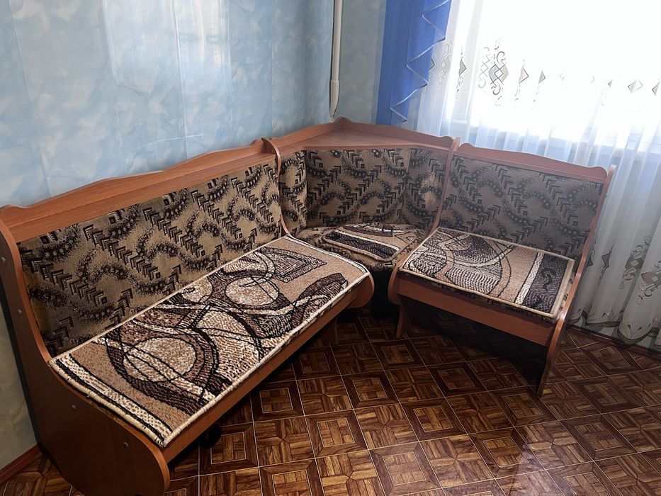 Кухонний куток і столик в гарному стані