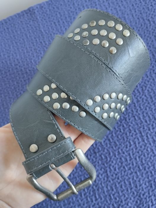 Szary pasek do spodni zdobiony z ćwiekami damski męski unisex 112 cm grunge casual wear
Szerokość: 3.5 cm wear
