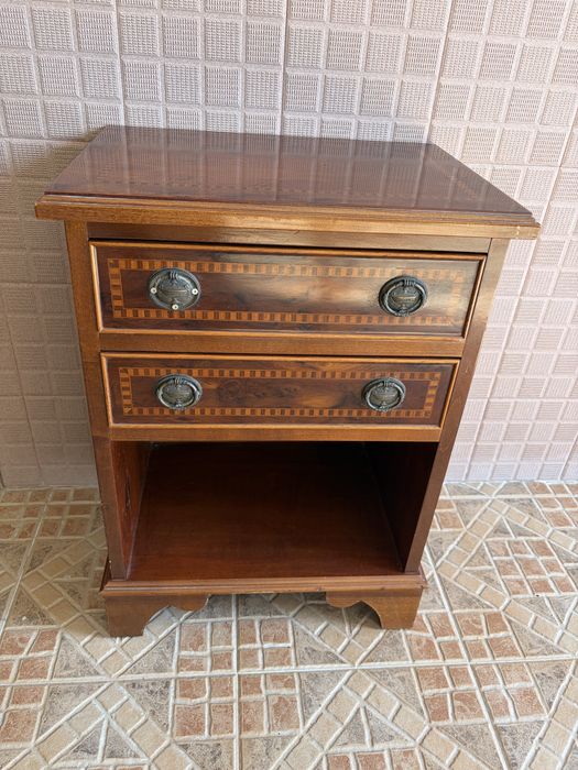 Mesinha de Cabeceira / Apoio Vintage com Marchetaria – Estilo Clássico