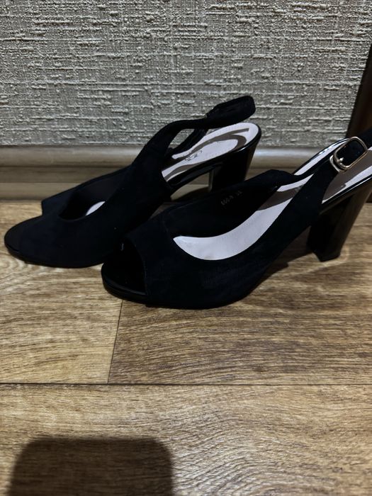 Продам женские босоножки.