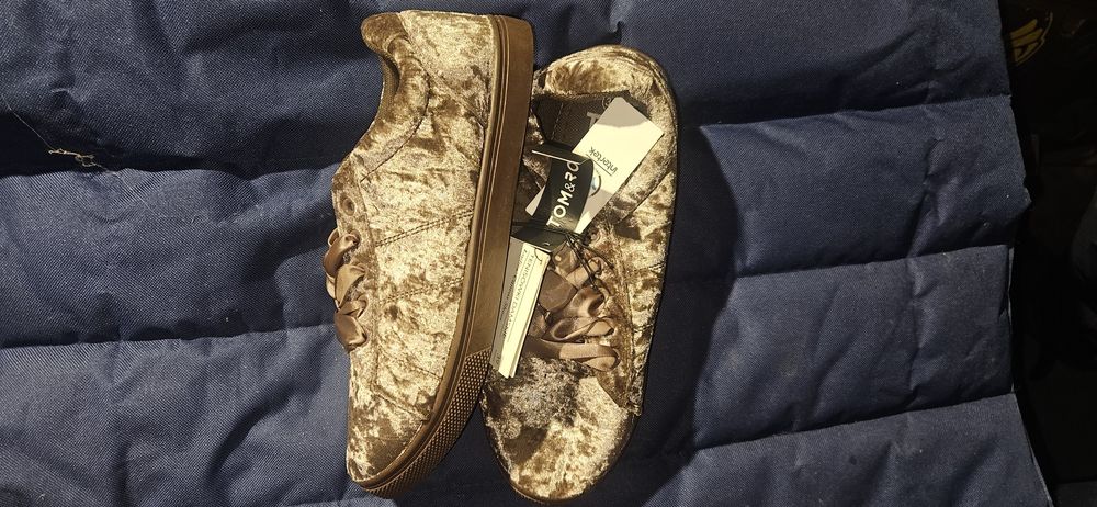 Buty damskie welurowe  nowe 39