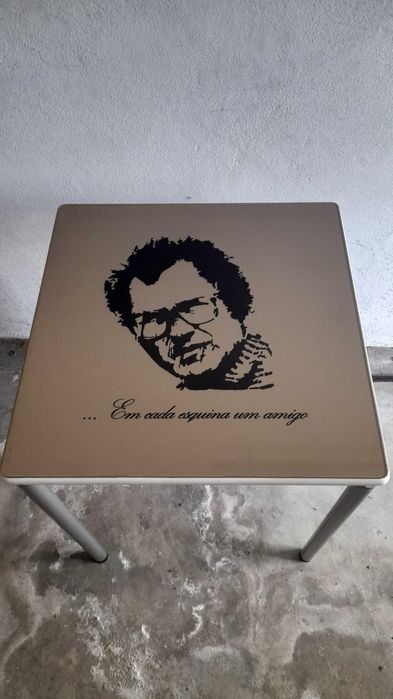 4 mesas com 16 cadeiras, personalizada com grandes figuras desenhadas.