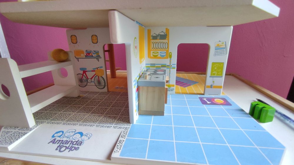 Casa de madeira para brincar e mesa Ikea rosa