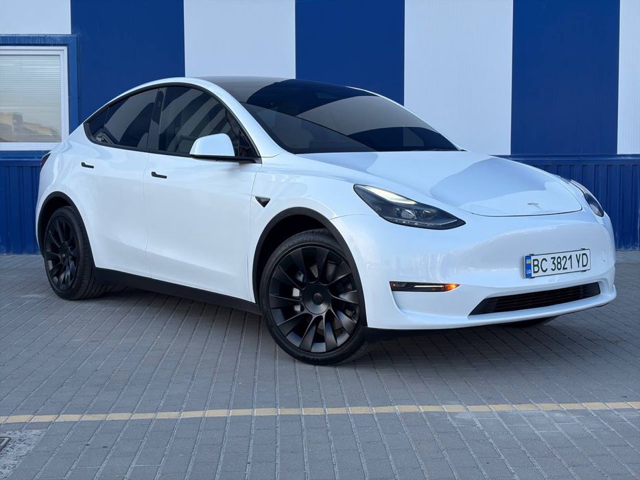 Tesla Model Y 2024 року