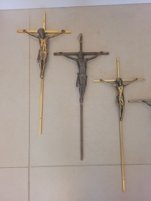 Krzyże z metalu.