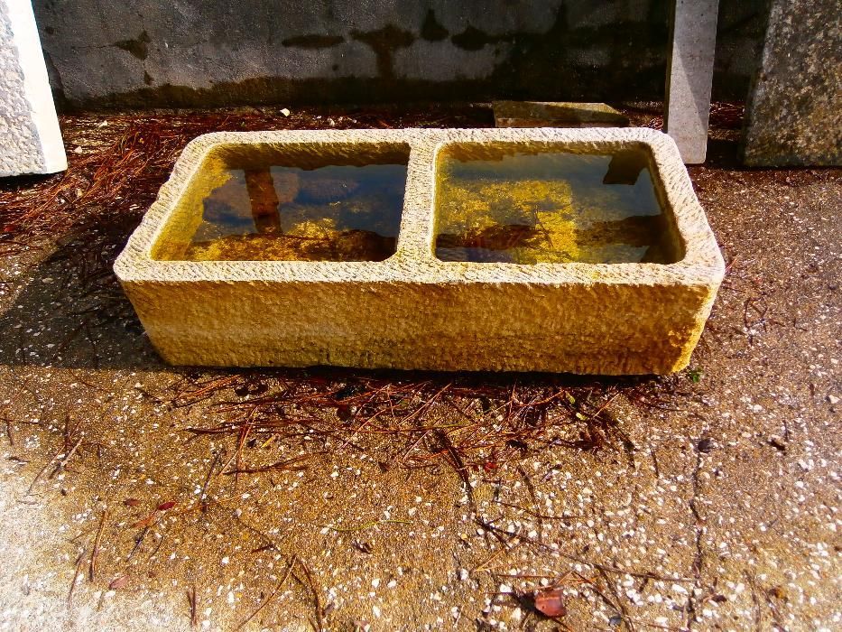 Pias antigas em pedra