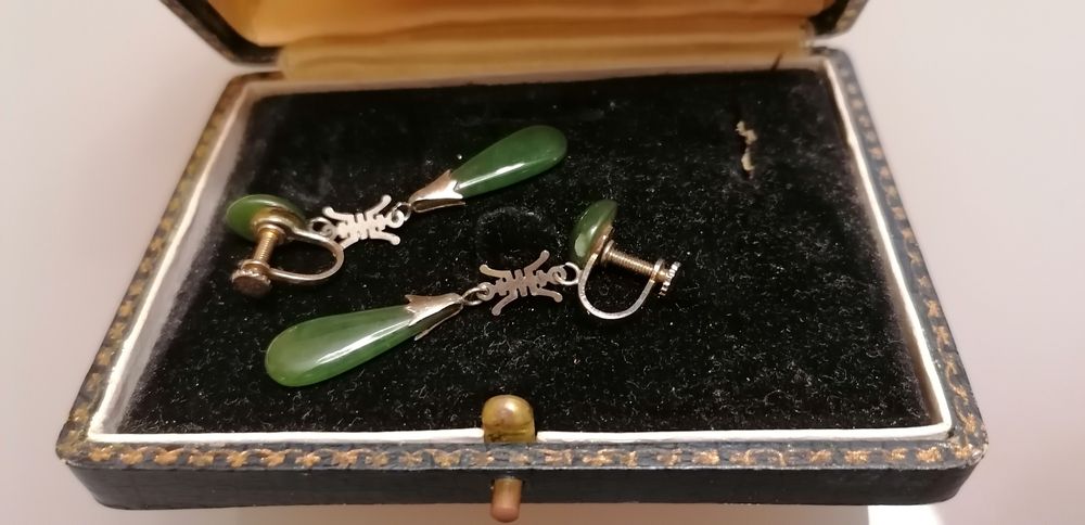 Caixa com brincos antigos