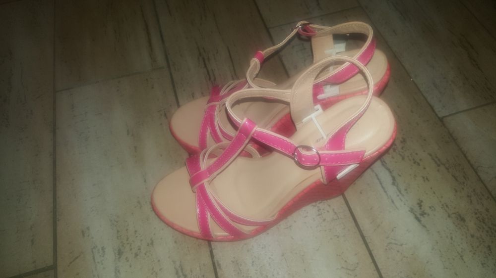 Buty  na obcasie/koturnie w śmiesznej cenie