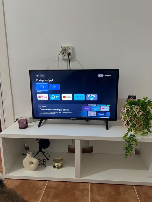 Tv smart cor- preto semi novo com pouco tempo de uso