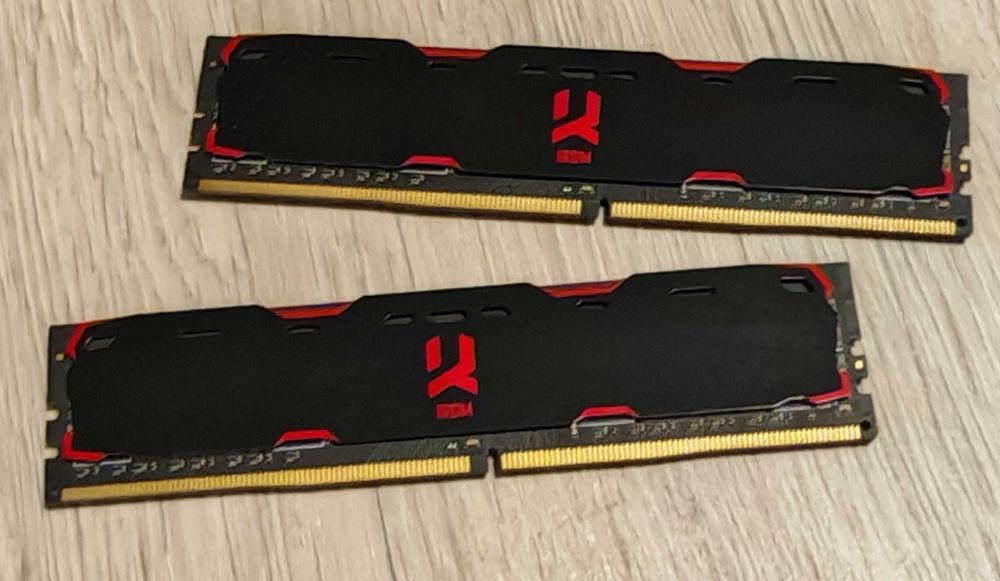 Pamięć RAM GOODRAM IRIDIUM 16GB (2x8) 2400MHz Black