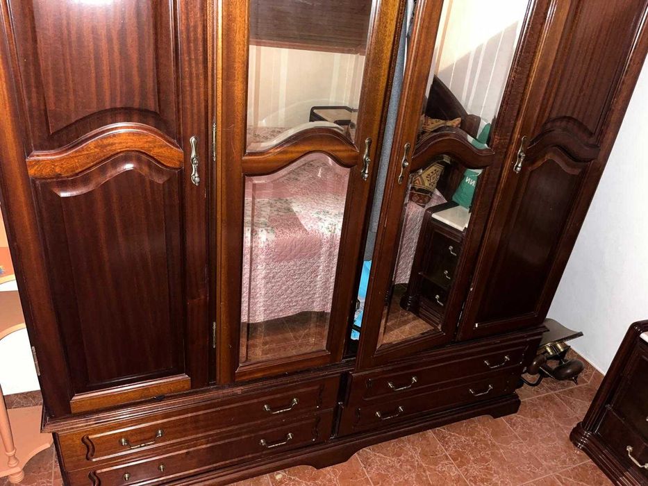 Guarda-roupa clássico em madeira com espelhos e gavetas