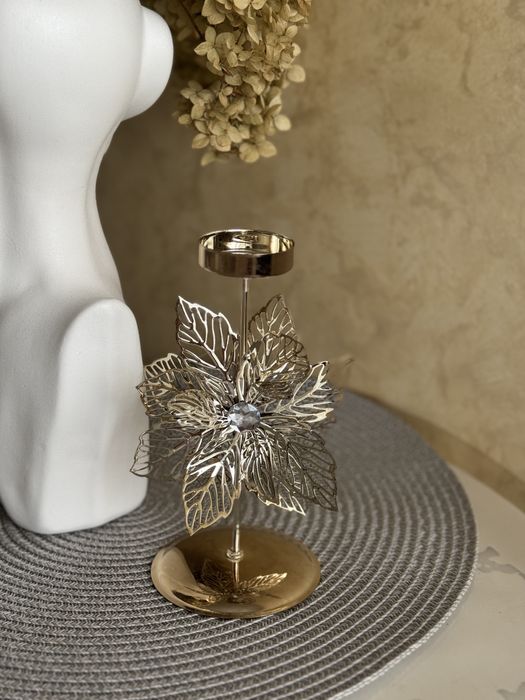 Золотистий кований свічник квітка