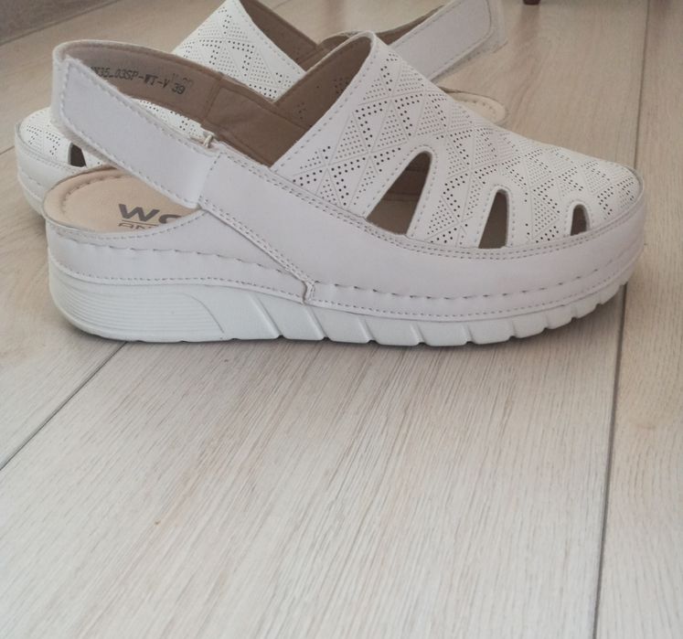 Продам босоніжки.