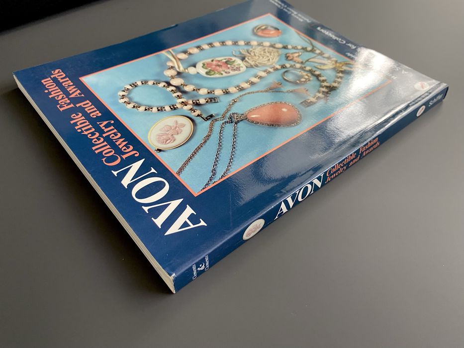 Книга для колекціонерів: Avon Collectible Fashion Jewelry and Awards