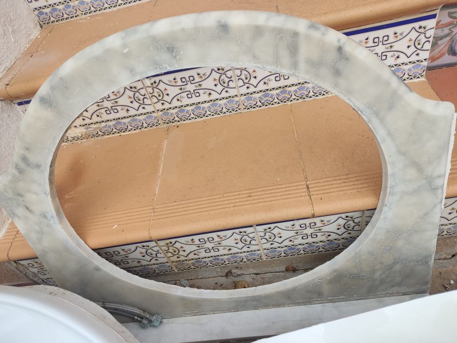 Bacia SANITADA e pedra