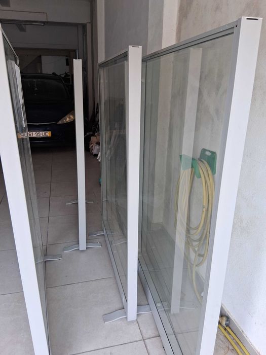 3 Divisorias de vidro duplo em ferro