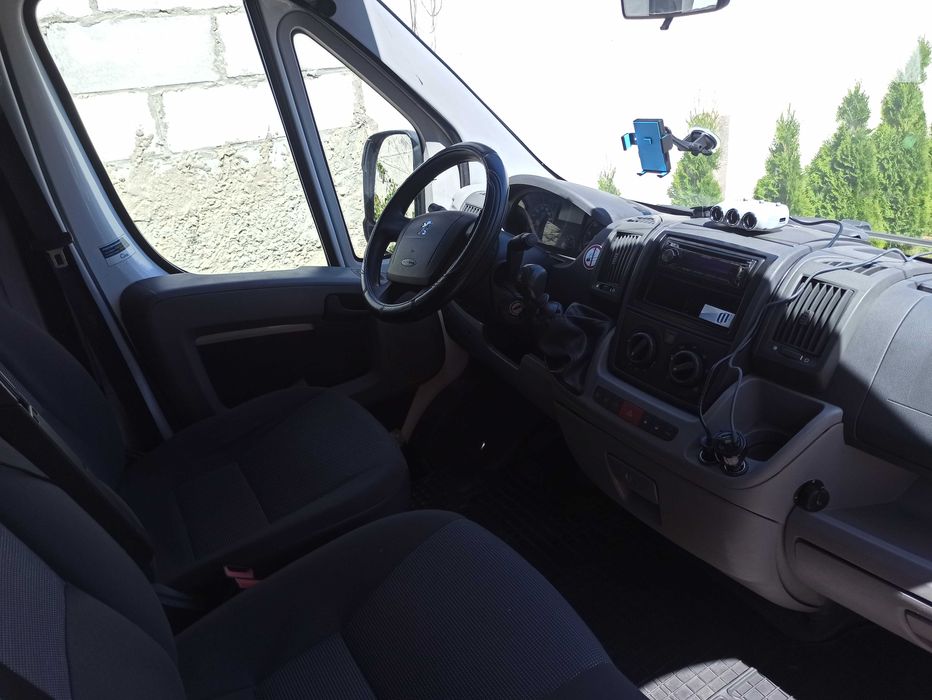 Wynajem busa 9 osobowego z laweta